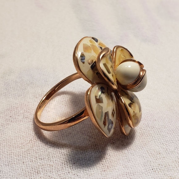 Beautiful enamel floral ring with gold trim and rose gold tone underneath - Picture 2 of 8